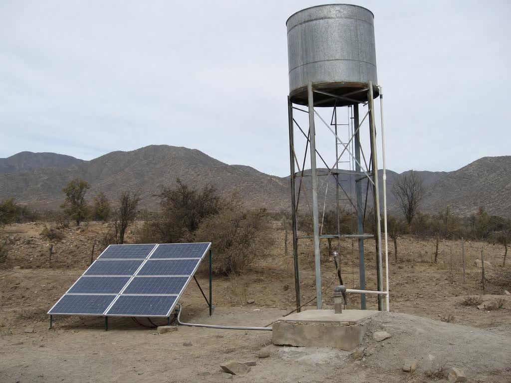 Estanque elevado y paneles solares de un sistema de agua potable rural