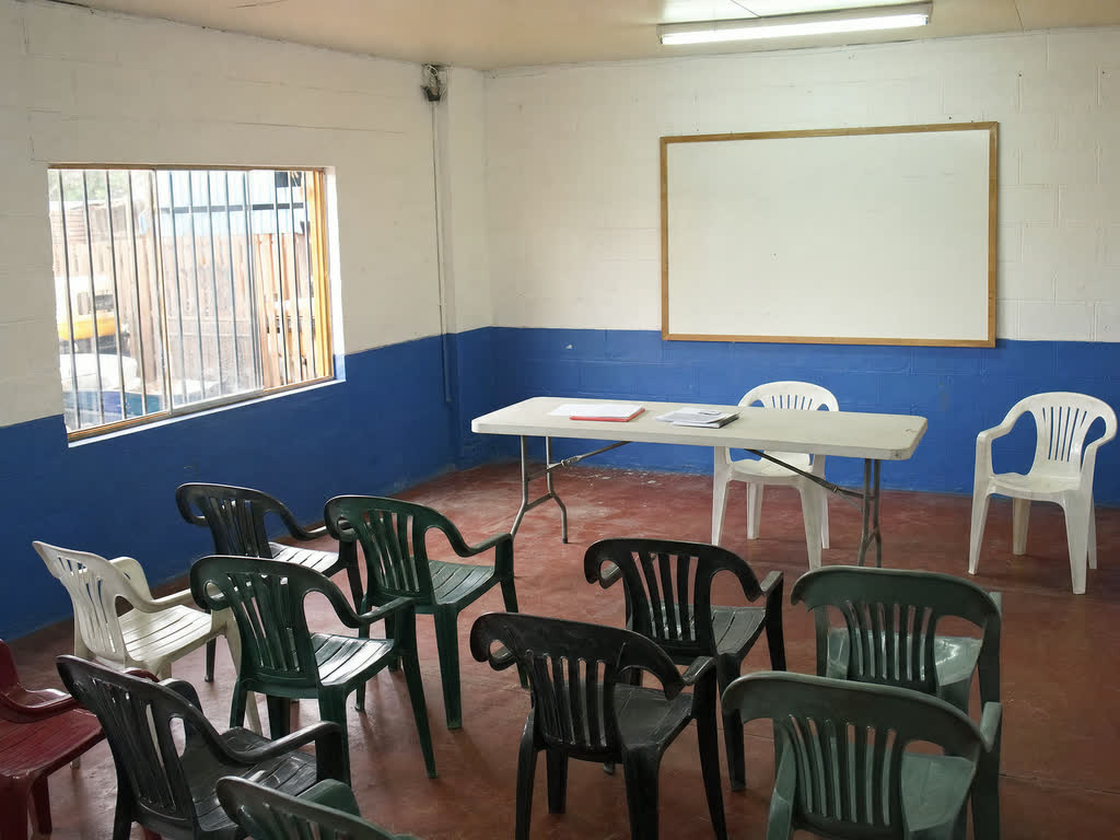 Sede social con sillas y pizarra, preparada para un taller