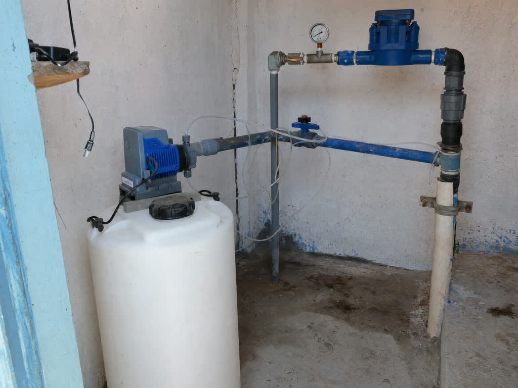 Equipo de cloración automática en la caseta de un sistema de agua potable rural