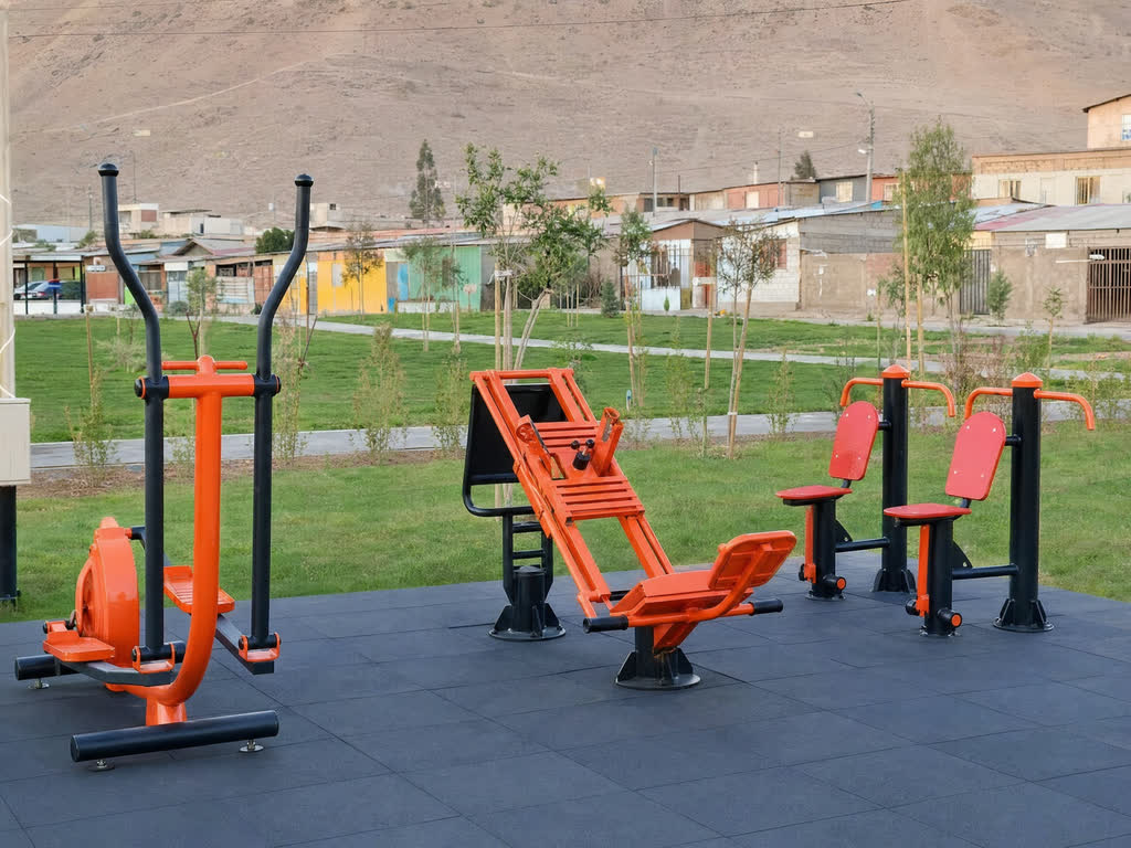 Máquinas de ejercicio al aire libre en una plaza vecinal