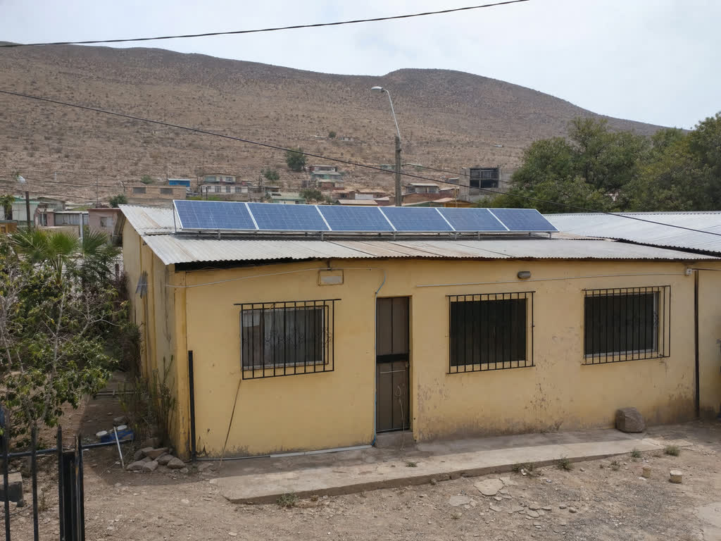 Sede social rural con paneles fotovoltaicos instalados en el techo