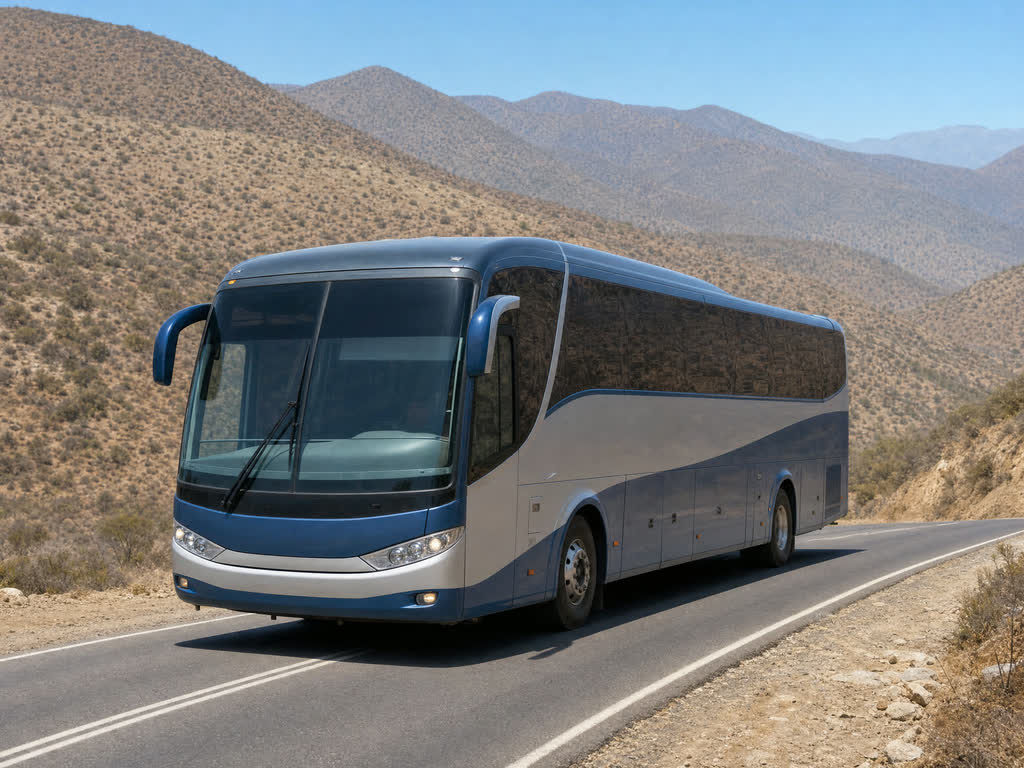 Bus de pasajeros en un camino rural de la región